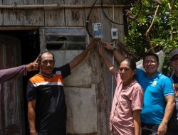 Harita Nickel Bantu Pemasangan Listrik Puluhan Rumah Warga Kurang Mampu di Halsel