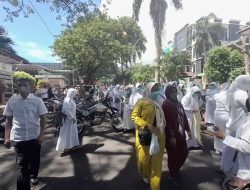 Pegawai RSUD CB Unras di Depan Kediaman Gubernur Malut