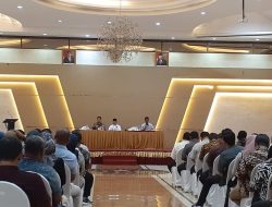 Kepala BPK Malut Serahkan SK Tim Periksa ke Gubernur AGK