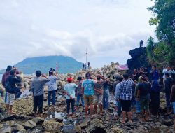 Sebagai Bentuk Protes, AMPUH Naikan Bendera Setengah Tiang Pada HUT RI