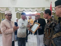 Wagub Beri Penghargaan Ke Tokoh Unkhair Pada Dies Natalis Ke-59