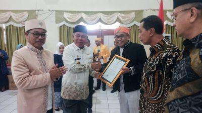 Wagub Beri Penghargaan Ke Tokoh Unkhair Pada Dies Natalis Ke-59