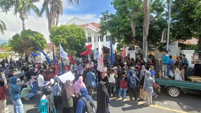 Para Pendemo di Kediaman Gubernur Malut Diminta Kembali Dua Hari Lagi
