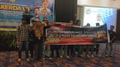 Aksi Bentangkan Spanduk Selamatkan Sagea Jelang Pelantikan KNPI Malut