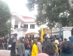 Aksi Save Segae Terus Disuarakan, BEM Unkahir Kepung Kediaman Gubernur