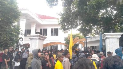 Aksi Save Segae Terus Disuarakan, BEM Unkahir Kepung Kediaman Gubernur