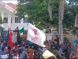 Gara-gara Mau Bertemu Gubernur, Pendemo dan Aparat Sampai Baku Pukul