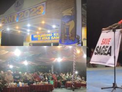 Sang Penyanyi Lagu FKNT Bawa Spanduk Save Sagea Pada Malam Penutupan