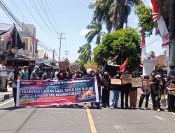 Respon Pencemaran di Sungai Sagea, Mahasiswa Boikot Jalan di Kediaman Gubernur Malut