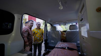 Dukung Layanan Kesehatan, Harita Nickel Serahkan Bantuan Ambulans ke Unkhair Ternate