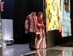 Kenakan Batik Motif Cengkeh & Pala, Gubernur AGK Bersama Istri Tampil di Fashion Show