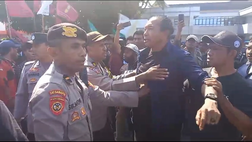 Foto Ketua Pertina marahi masa aksi