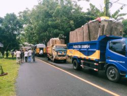 Aksi Warga Membuat Antrean Panjang Mobil Sampah di Ternate Barat