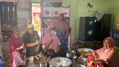 Blusukan di Halsel, Aliong Mus Duduk dan Makan Bersama Warga