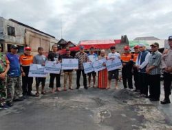 Wali Kota Tauhid Serahkan Bansos ke Korban Kebakaran di Bastiong Ternate