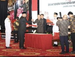 Bupati Bassam Kasuba Terima Duplikat Bendara Pusaka Merah Putih