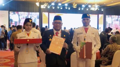 Terima Duplikat Bendera Pusaka, Pj Gubernur: Hanya Digunakan Saat HUT RI