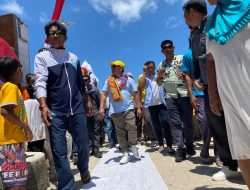 Masyarakat Dowora Bentangkan Kain Putih untuk Aliong Mus