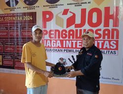 Panwascam Kayoa Selatan Serahkan Atribut PTPS