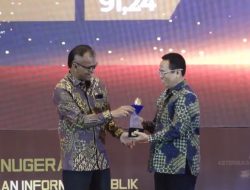 Dr. Puadi, S.Pd.,MM Mewakili Bawaslu RI Terima Penghargaan KIP 2025