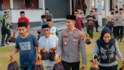 Gandeng Warkop dan KJH, Polres Halsel Berbagi Takjil Jelang Berbuka Puasa