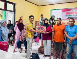 Jelang Lebaran, Pemkab Halsel Salurkan Paket THR ke  Petugas Kebersihan