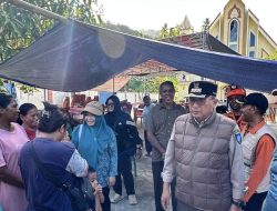 Wali Kota Tauhid dan Ketua TP-PKK Ternate Kunjungi Warga di Lokasi Pengungsian